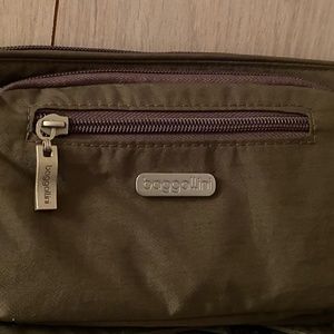 Baggallini mini crossbody/wristlet. Multiple Compartments